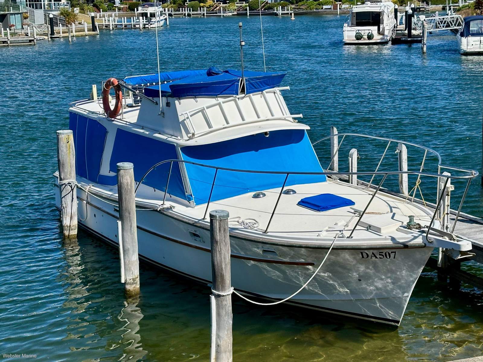 Aquarius 34 Flybridge Cruiser