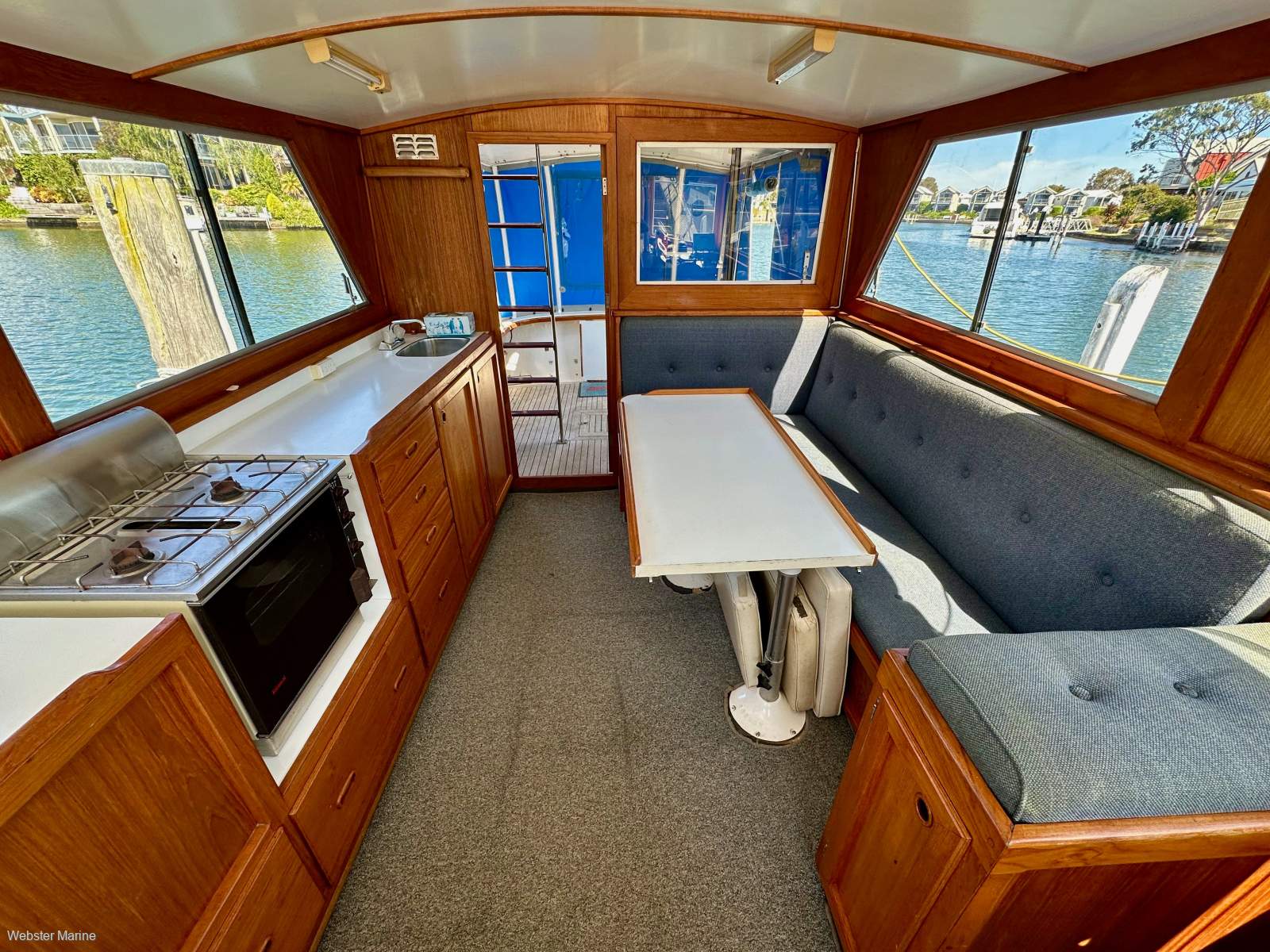 Aquarius 34 Flybridge Cruiser