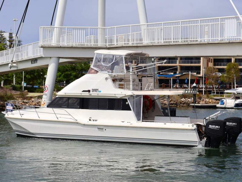 Cougar Cat 1060 Flybridge - A Versatile Offshore Performer!