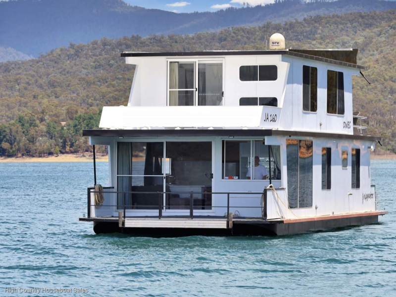 Rippatoo Houseboat Holiday Home on Lake Eildon