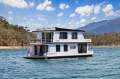 Rippatoo Houseboat Holiday Home on Lake Eildon:Rippatoo on Lake Eildon