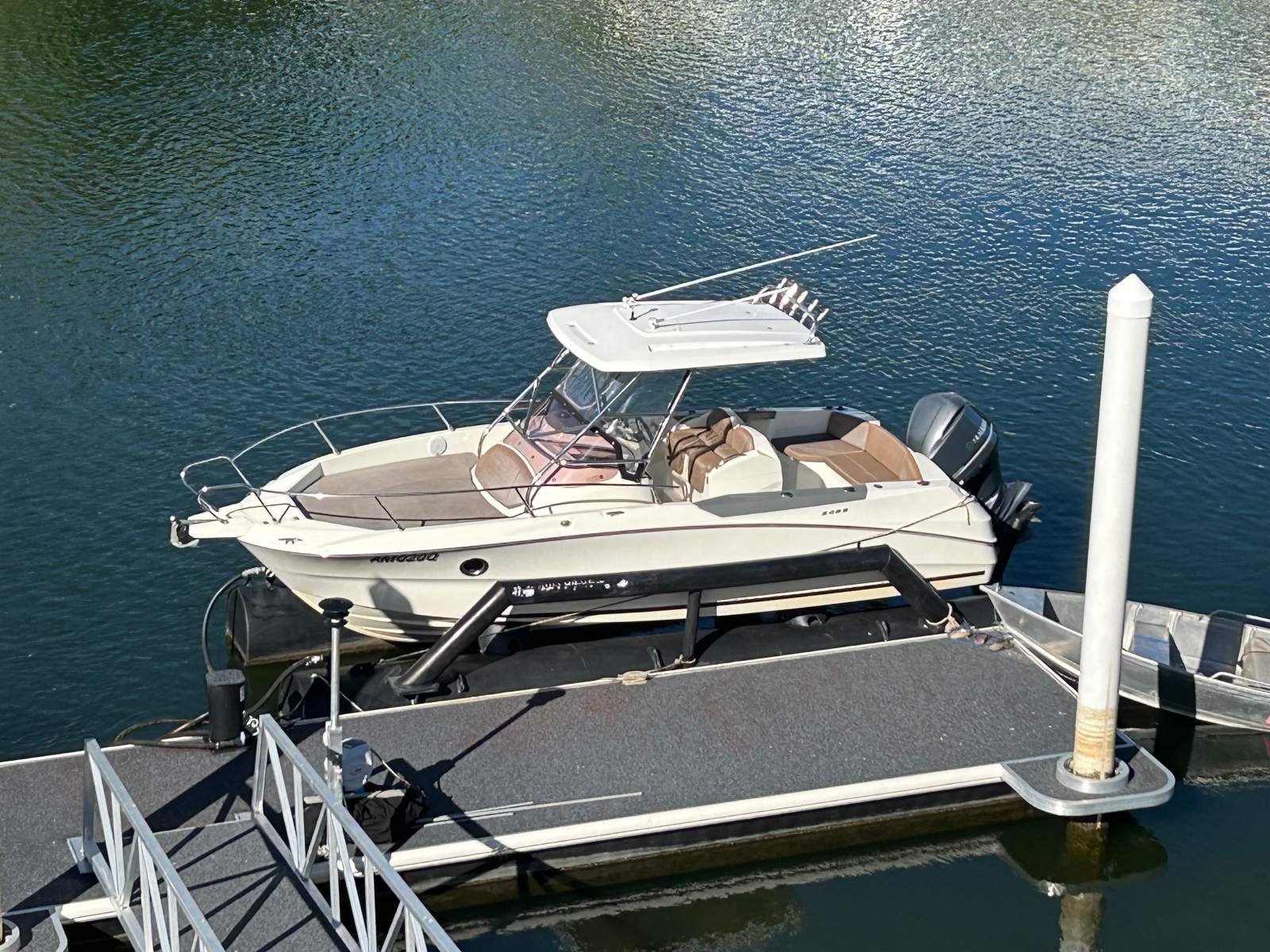 Karnic 2452 Open Line Sundeck 2452 Centre console v birth sundeck
