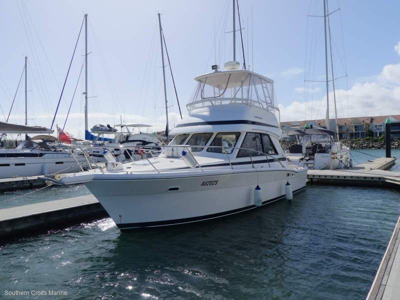 Riviera 3350 Flybridge - some attention needed to Stb Engine
