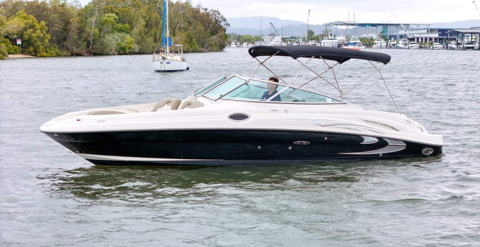 Sea Ray 270 Sundeck Bowrider