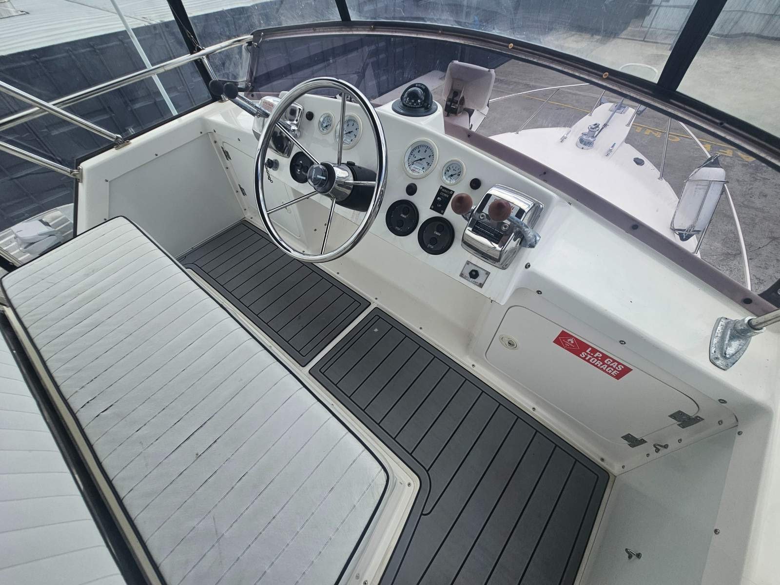 Caribbean 26 Flybridge Cruiser Restless