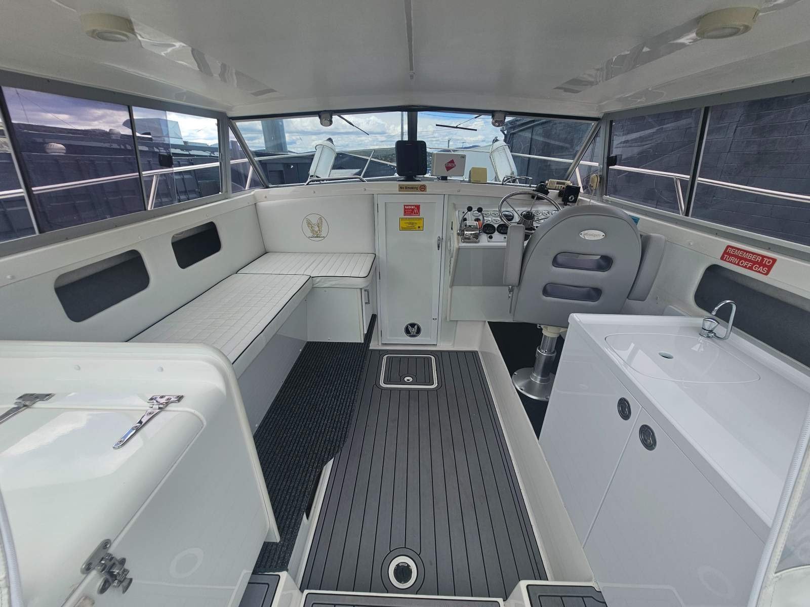 Caribbean 26 Flybridge Cruiser Restless