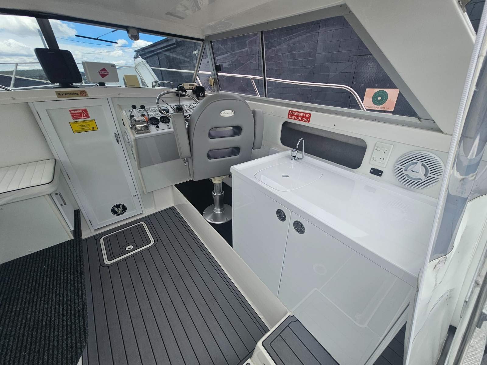 Caribbean 26 Flybridge Cruiser Restless