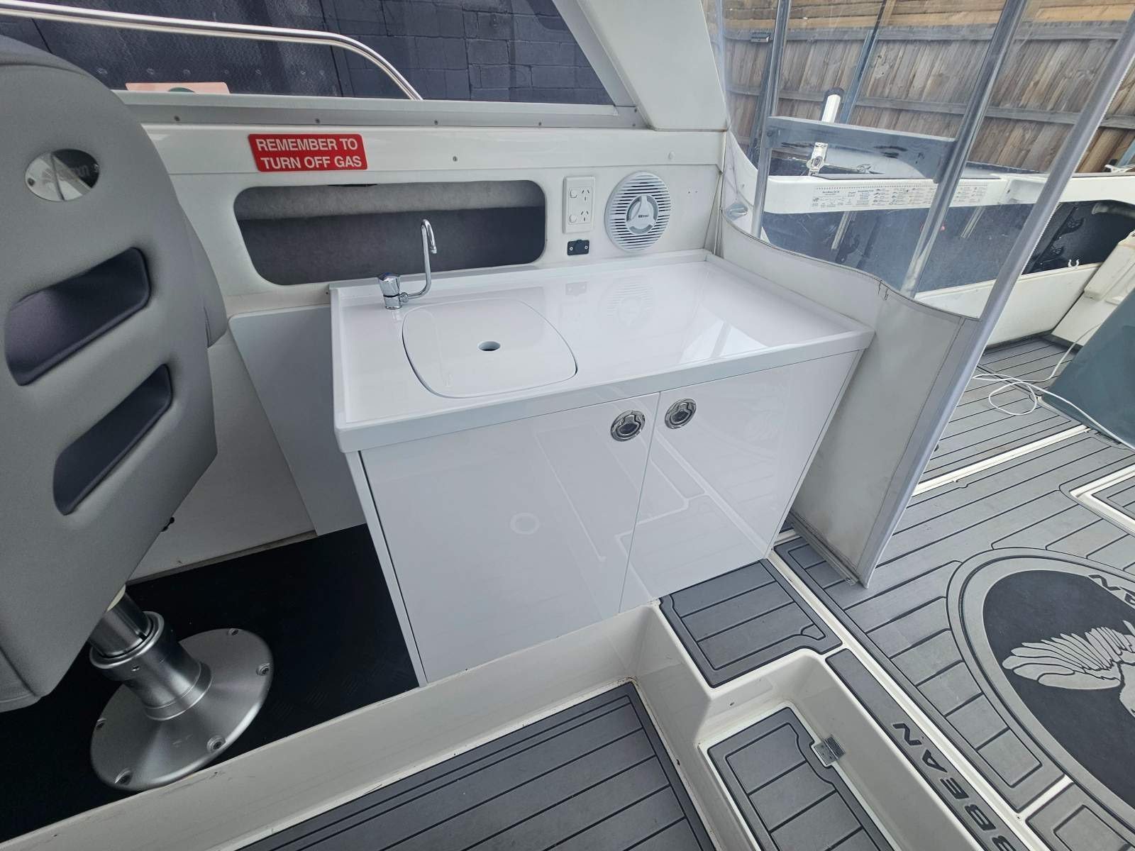 Caribbean 26 Flybridge Cruiser Restless