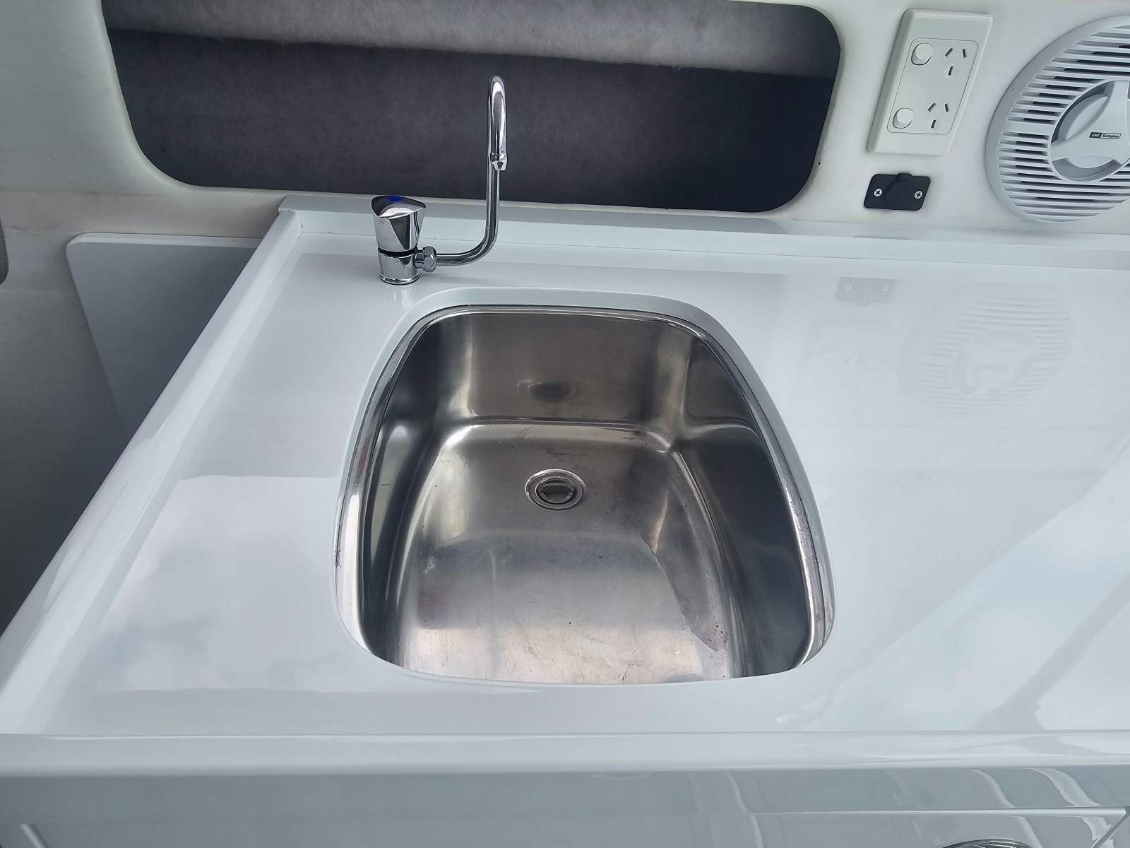 Caribbean 26 Flybridge Cruiser Restless