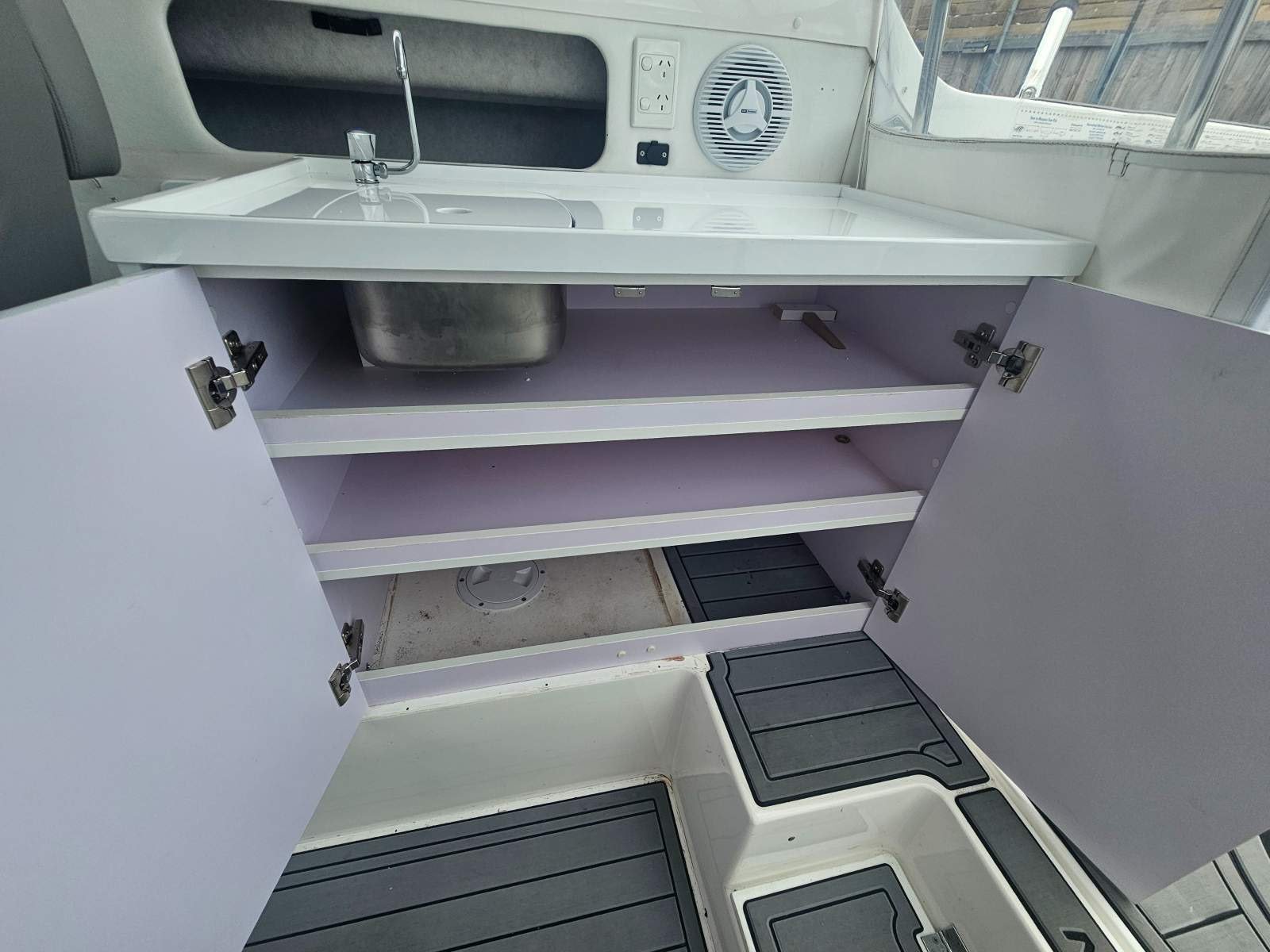 Caribbean 26 Flybridge Cruiser Restless
