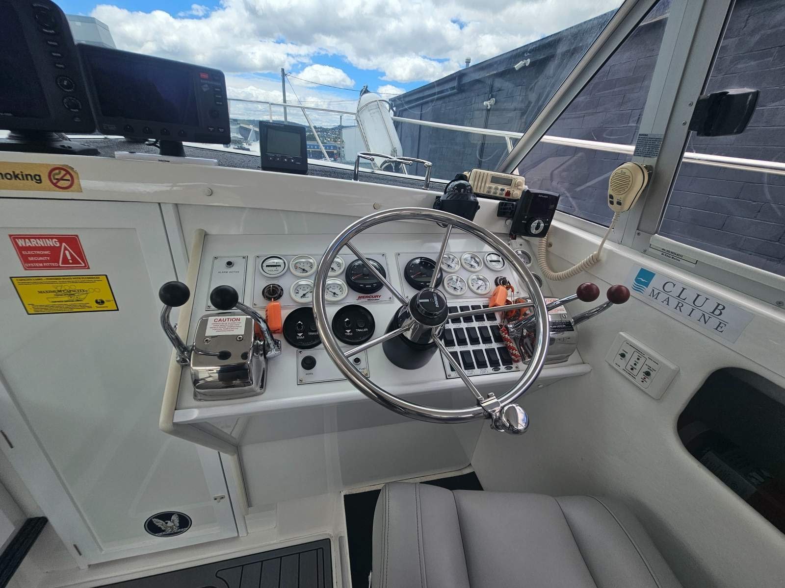 Caribbean 26 Flybridge Cruiser Restless