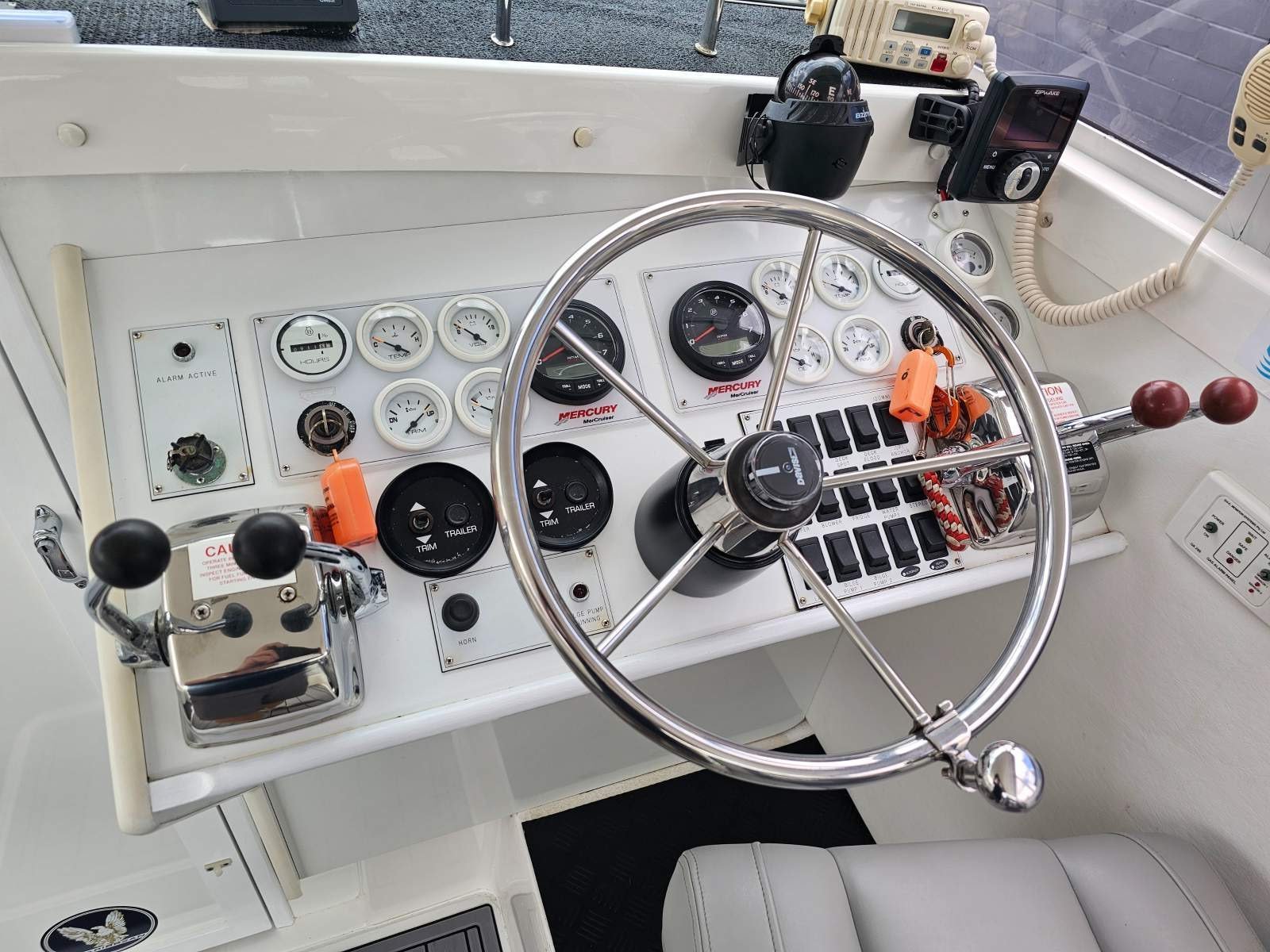 Caribbean 26 Flybridge Cruiser Restless