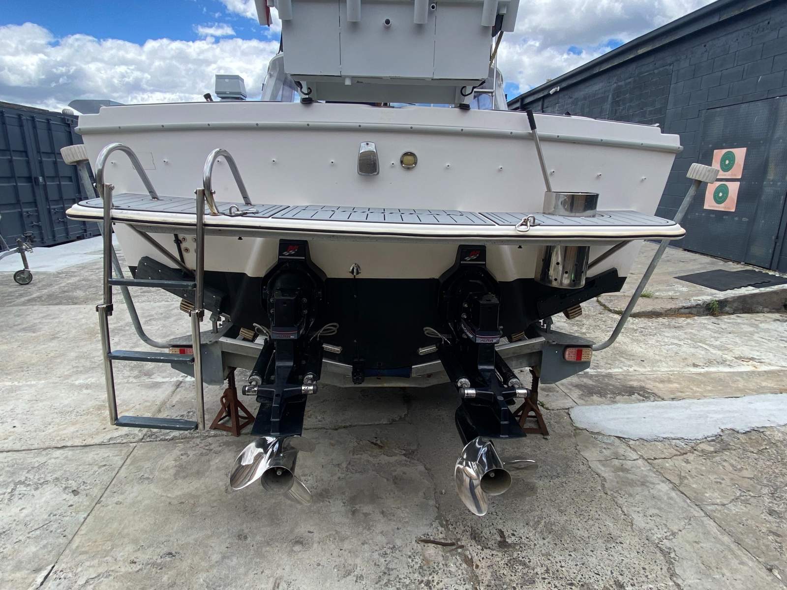 Caribbean 26 Flybridge Cruiser Restless