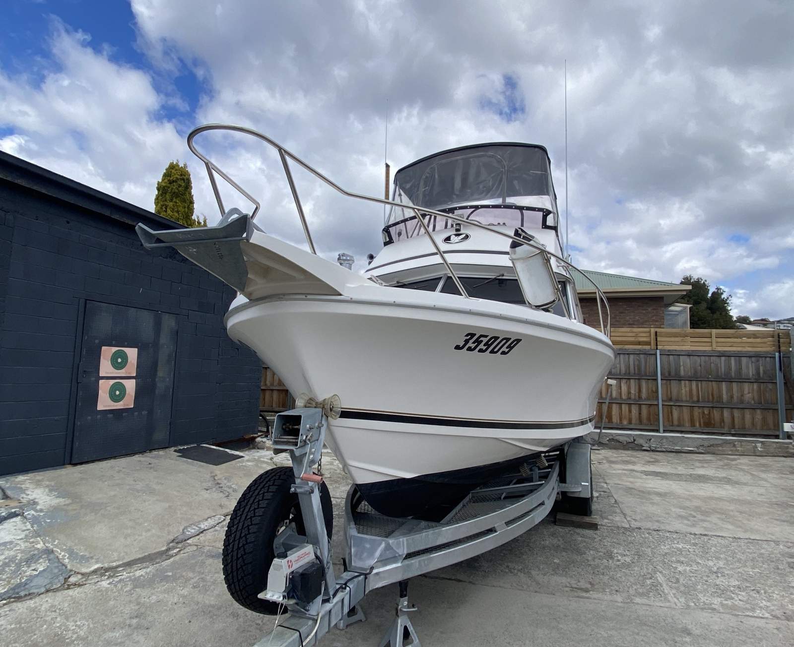 Caribbean 26 Flybridge Cruiser Restless