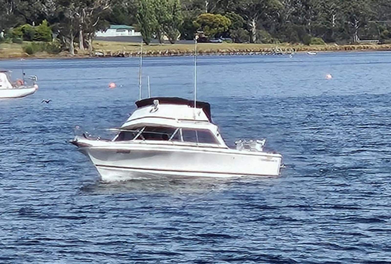 Caribbean 26 Flybridge Cruiser Restless