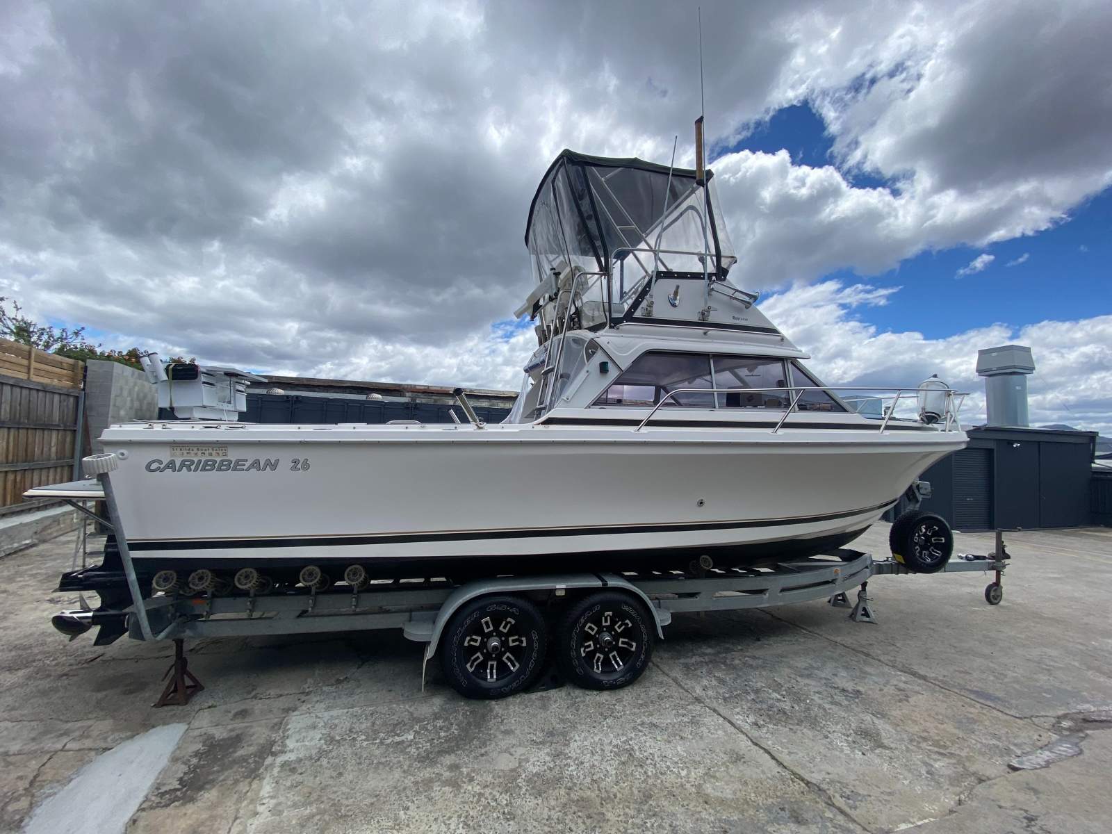 Caribbean 26 Flybridge Cruiser Restless