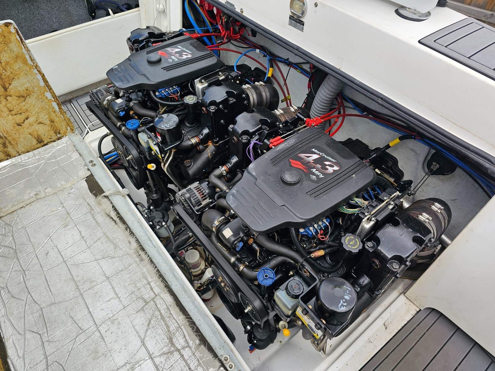 Caribbean 26 Flybridge Cruiser Restless