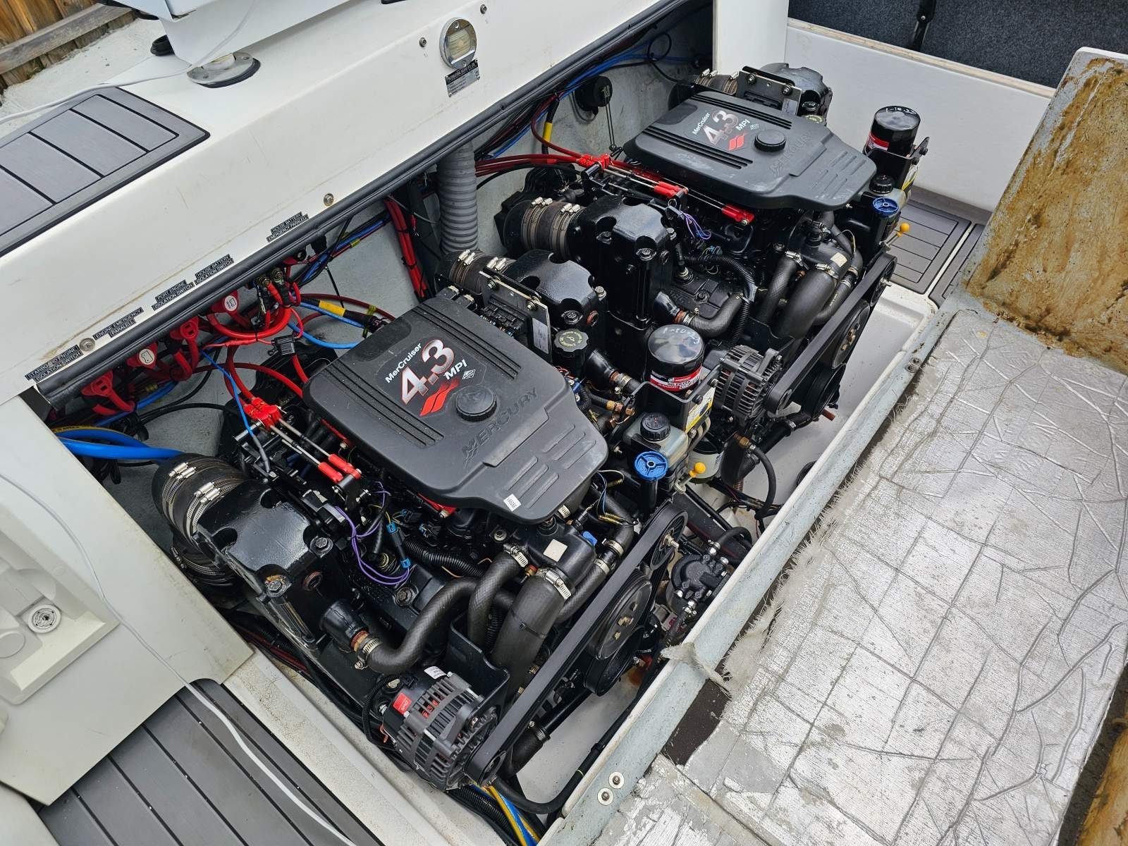 Caribbean 26 Flybridge Cruiser Restless