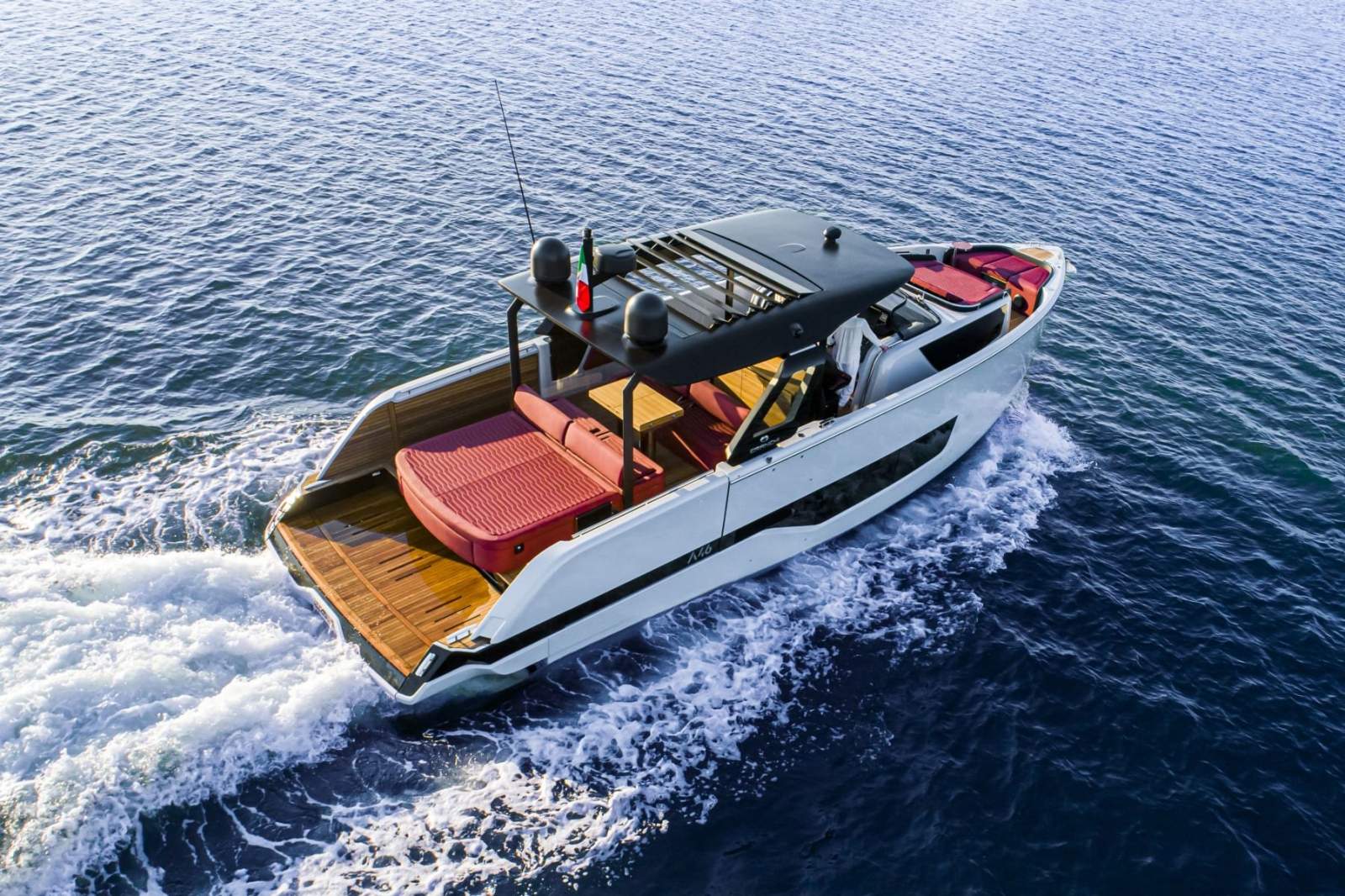 Cranchi A46 Luxury Tender - AN ELEGANT AND FUNCTIONAL WALKAROUND