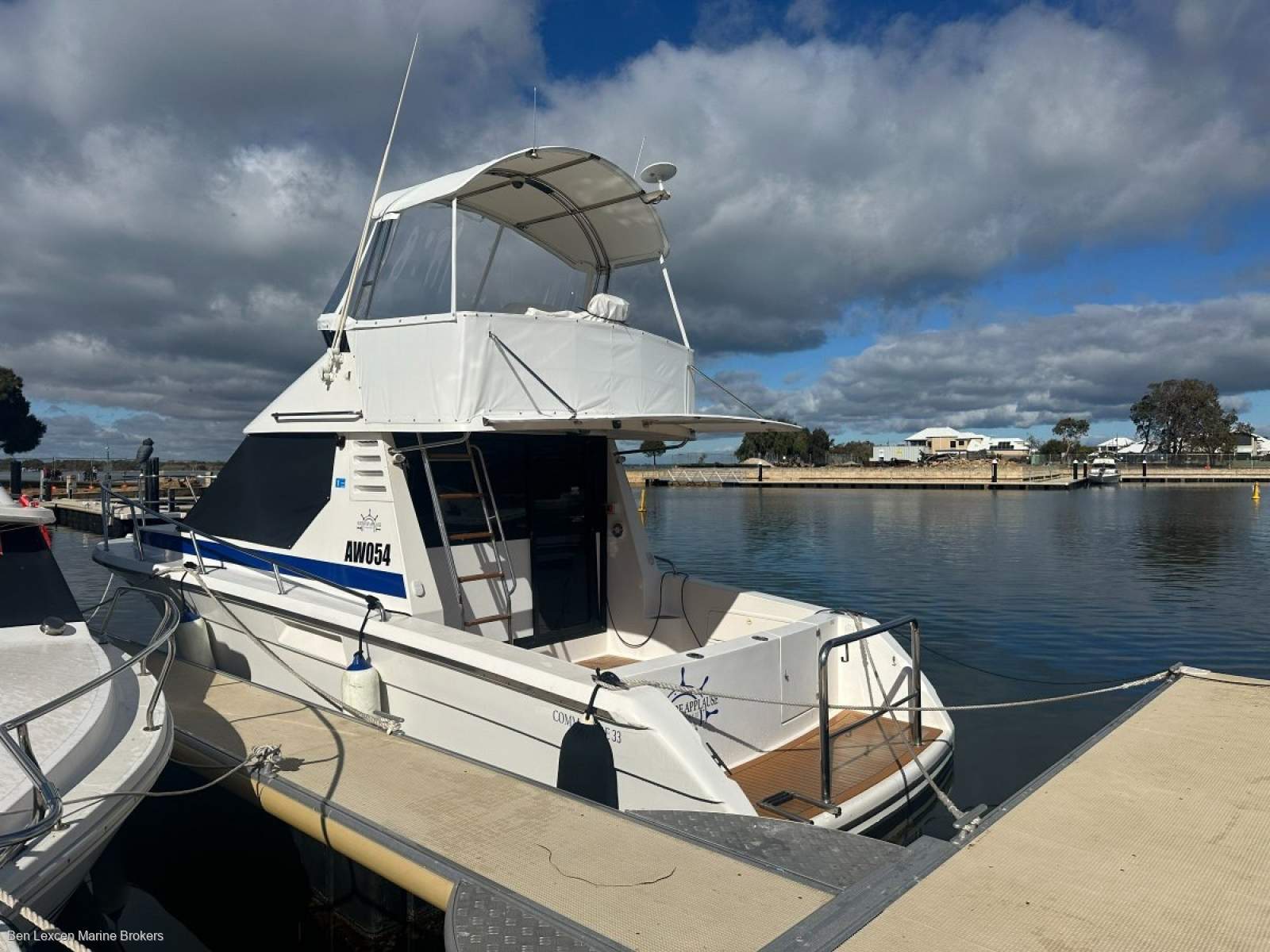 Commodore 33 Flybridge Twin Cabin Cruiser WILL SUIT RIVIERA, THOMASCRAFT, BERTRAM BUYERS