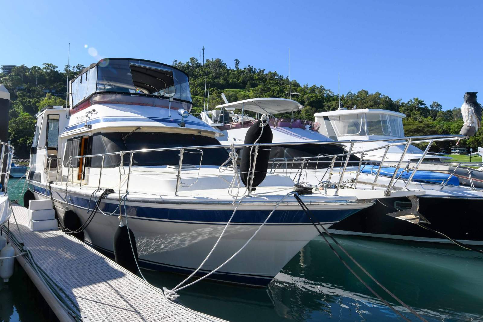 Kha Shing Flybridge Motor Cruiser