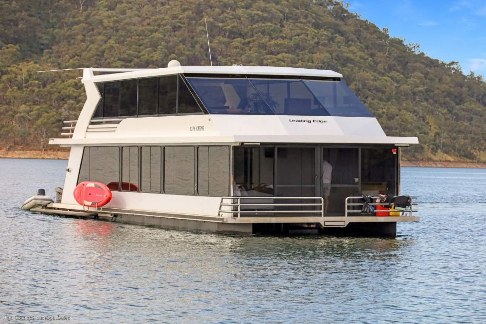 Leading Edge Houseboat Holiday Home on Lake Eildon:Leading Edge on Lake Eildon