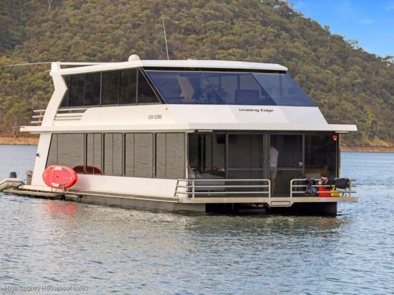 Leading Edge Houseboat Holiday Home on Lake Eildon