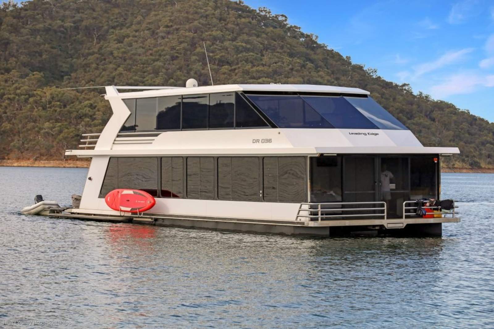 Leading Edge Houseboat Holiday Home on Lake Eildon:Leading Edge on Lake Eildon