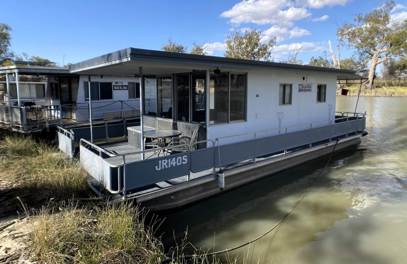 CHARLIE BROWN Compact one bed, one bath, houseboat