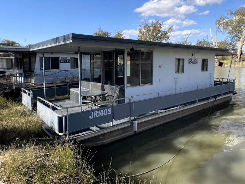 CHARLIE BROWN Compact one bed, one bath, houseboat