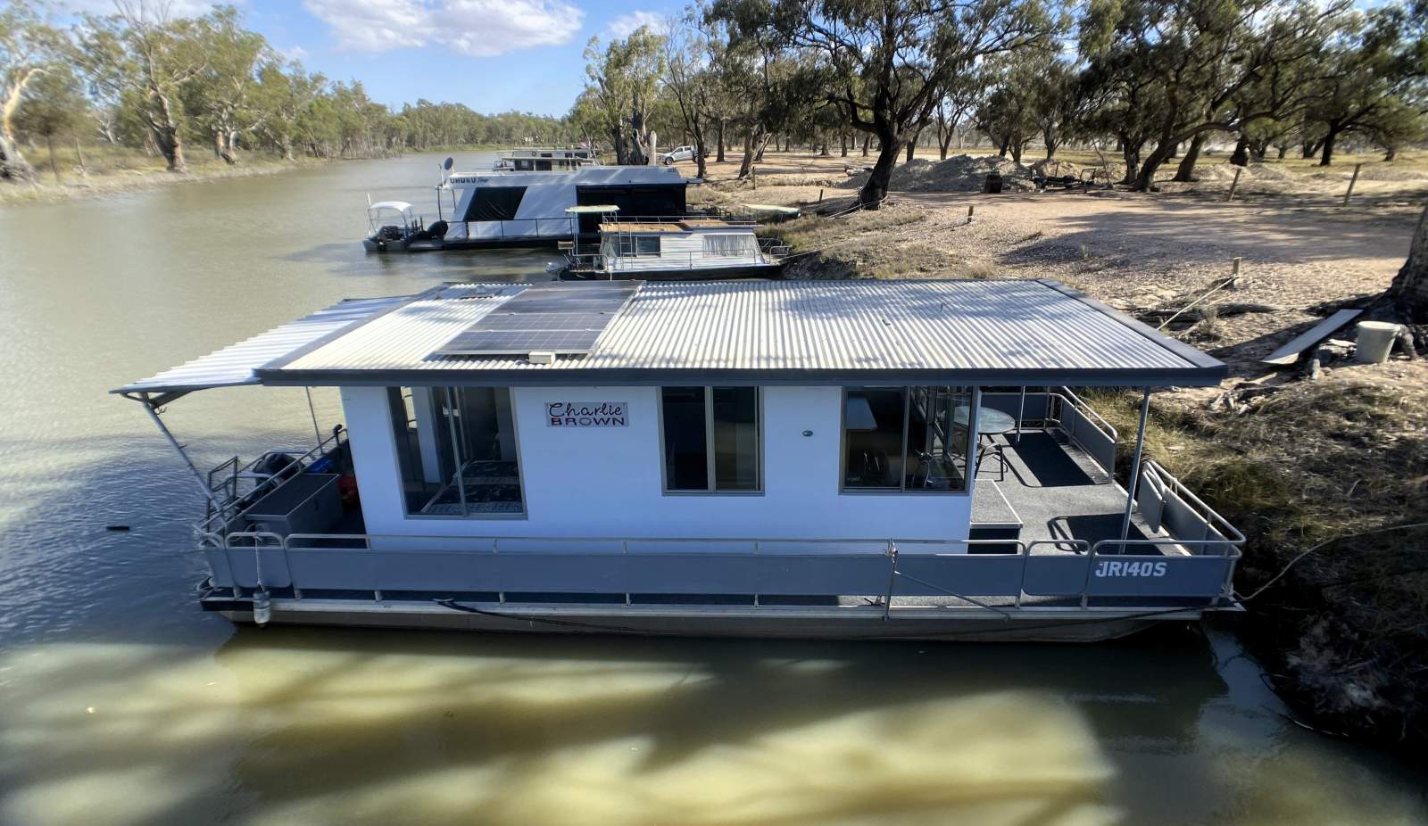 CHARLIE BROWN Compact one bed, one bath, houseboat