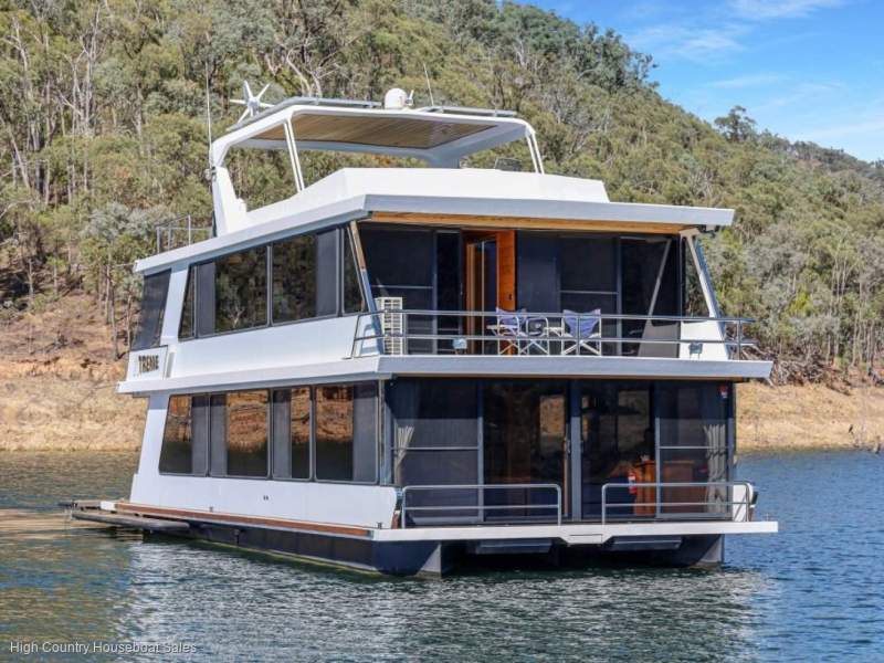 Xtreme Houseboat Holiday Home on Lake Eildon