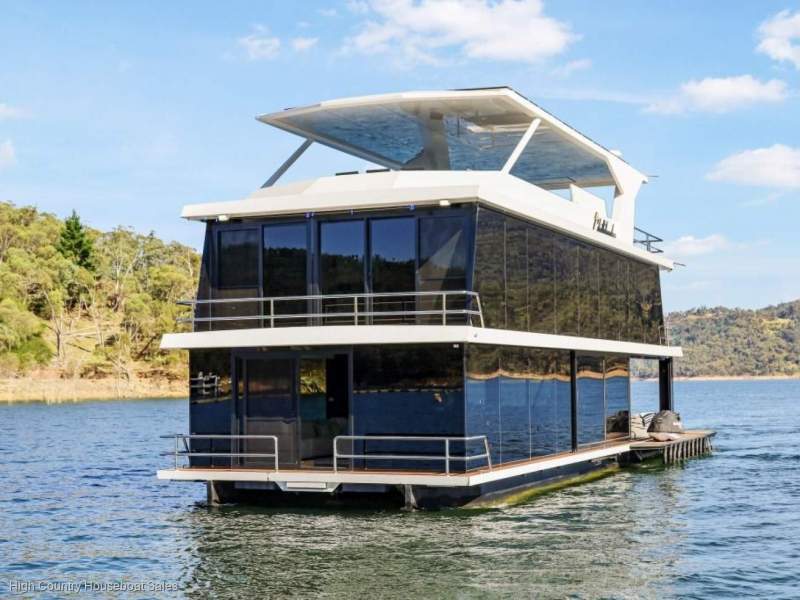 Chattahoochee Houseboat Holiday Home @ Lake Eildon