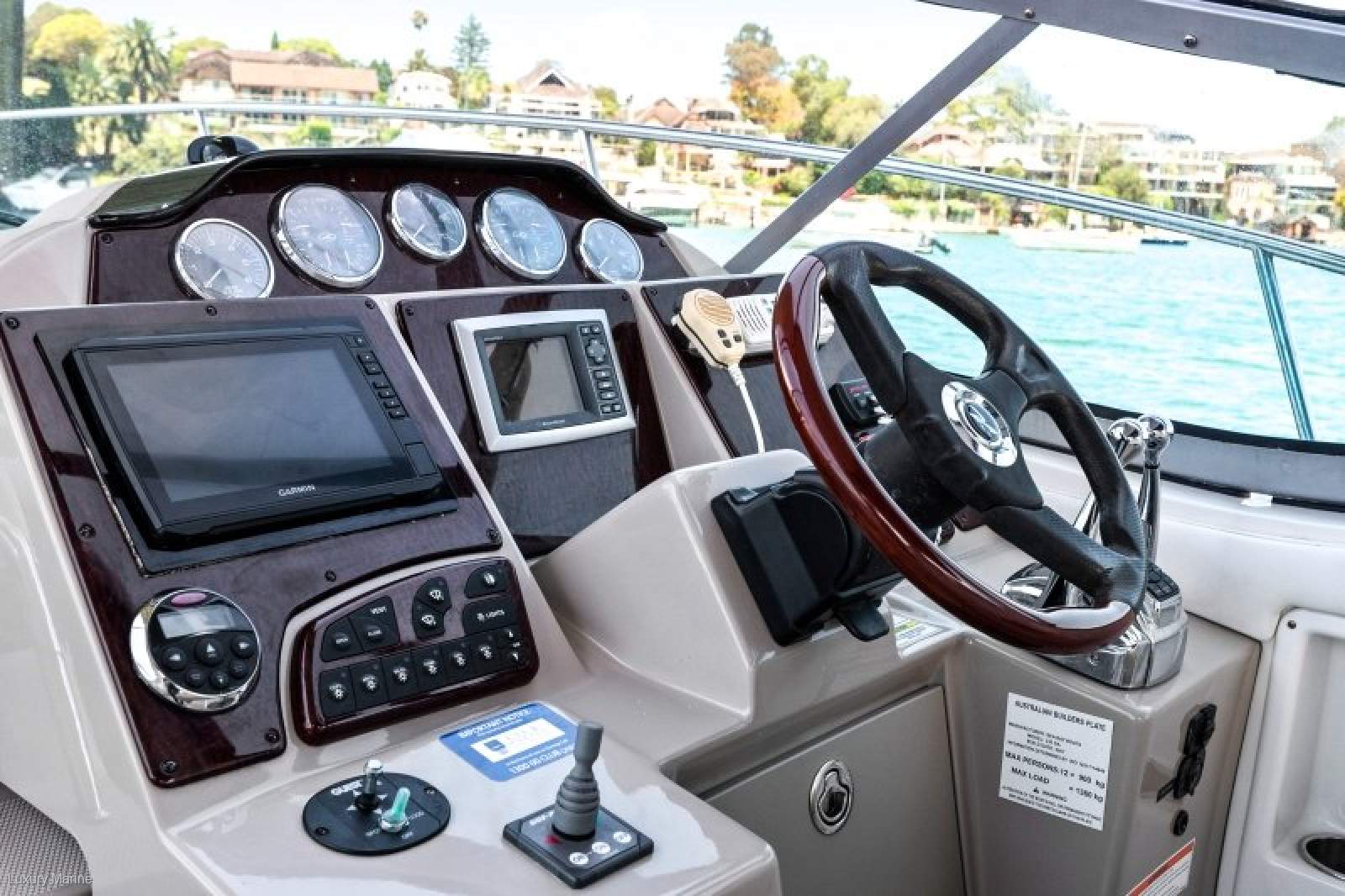 Sea Ray 330 Sundancer