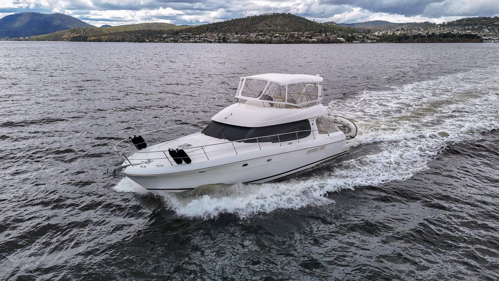 Jeanneau Prestige 46 Flybridge LOW HOURS EXCEPTIONAL CONDITION