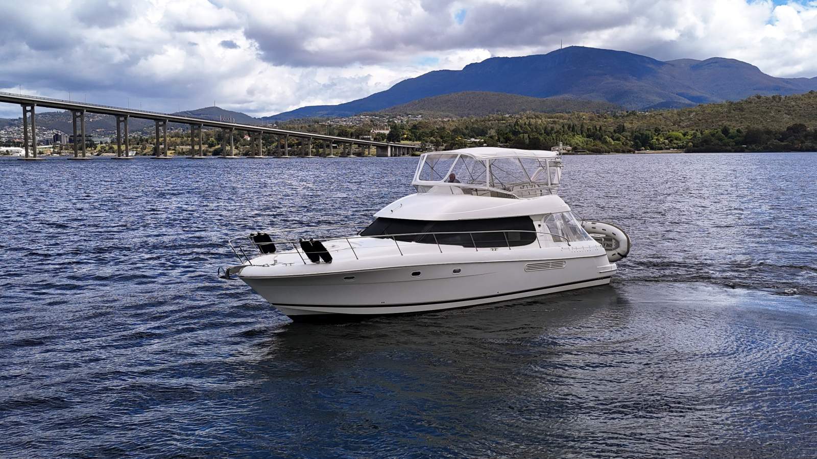 Jeanneau Prestige 46 Flybridge LOW HOURS EXCEPTIONAL CONDITION