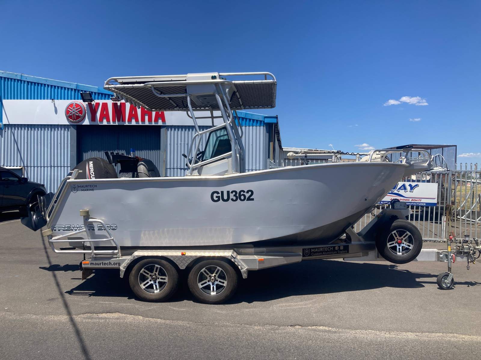Maurtech Marine Tremor 530 Side Console - Boat, Motor & Trailer Package