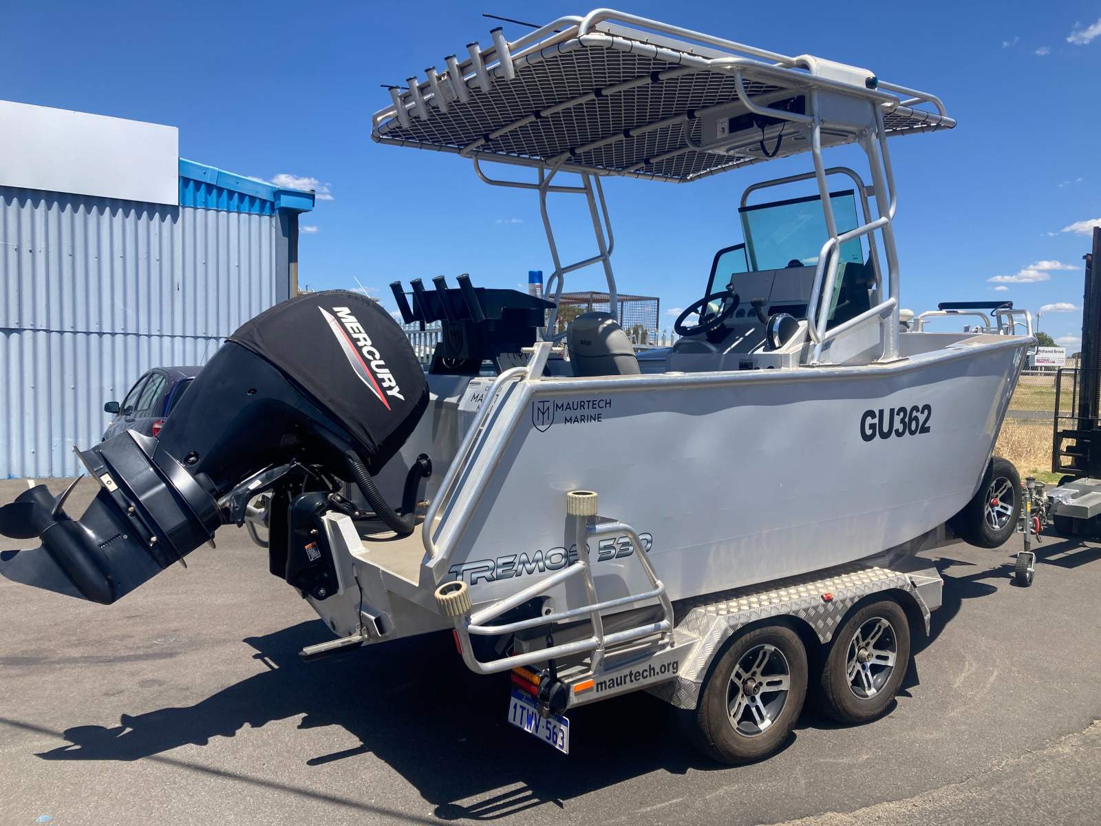 Maurtech Marine Tremor 530 Side Console - Boat, Motor & Trailer Package