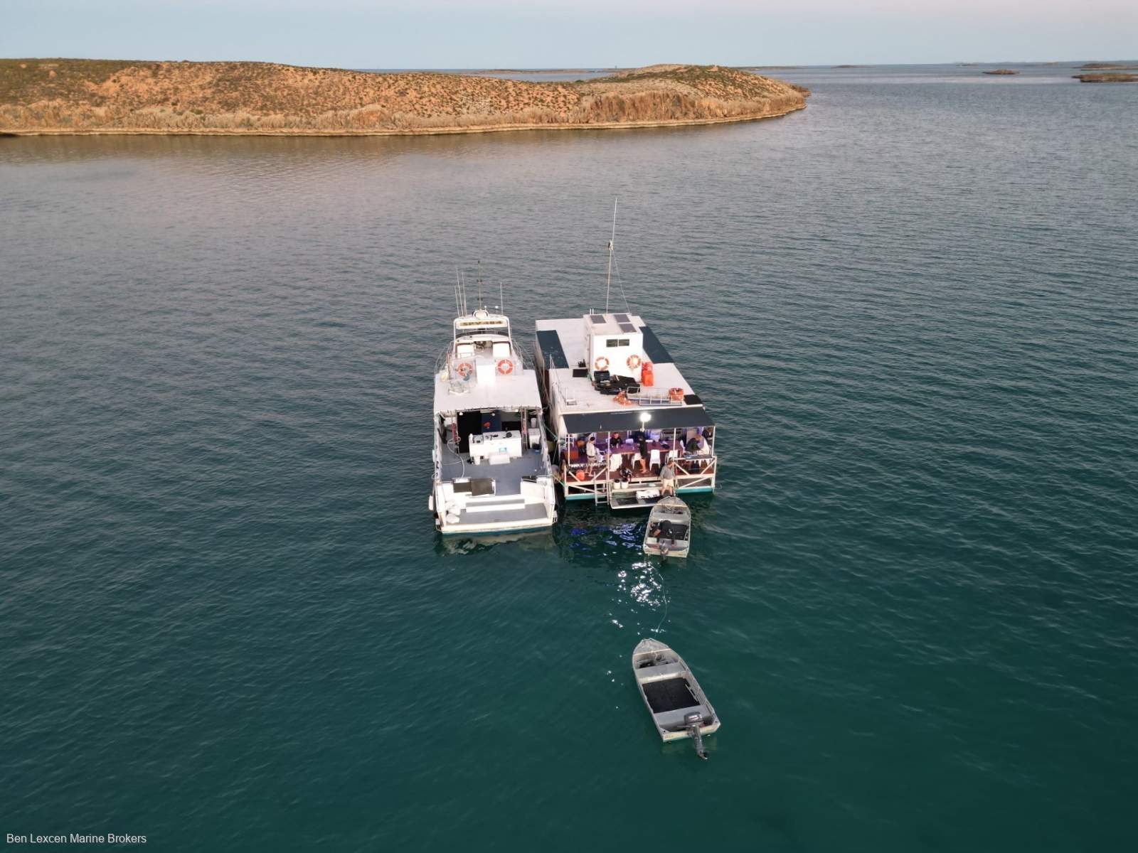 Alucraft HOUSE BOAT/TOW BARGE