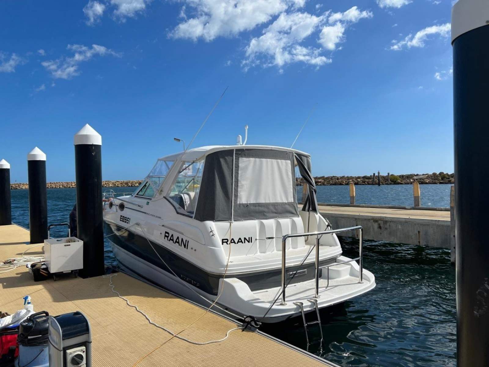 Mustang 3200LE Sportscruiser NEAT AND CLEAN, TWIN 5.7L MERCRUISER SHAFT DRIVES