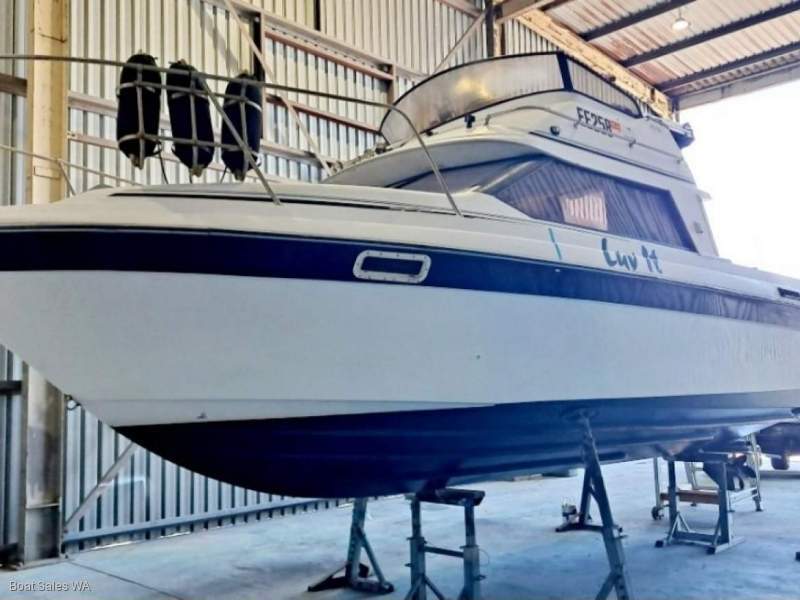 Bayliner 2556 Ciera Command Bridge 6.2L Mercruiser