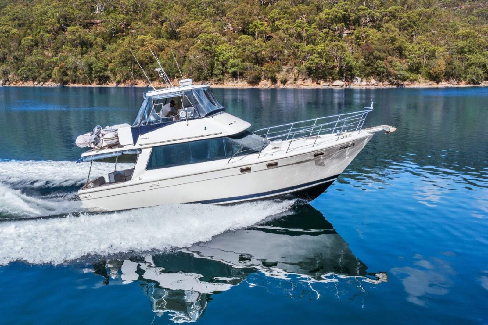 Riviera 38 Flybridge This is the big volume 38 flybridge cruiser