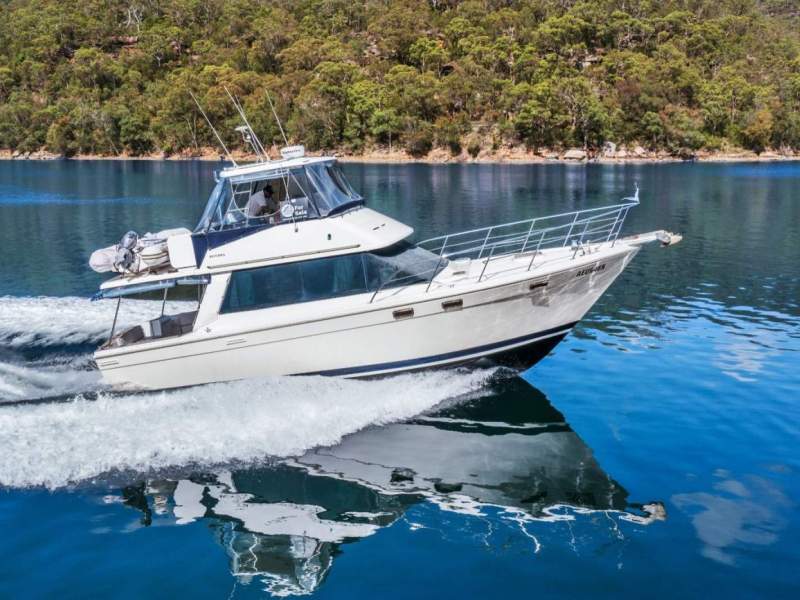 Riviera 38 Flybridge This is the big volume 38 flybridge cruiser