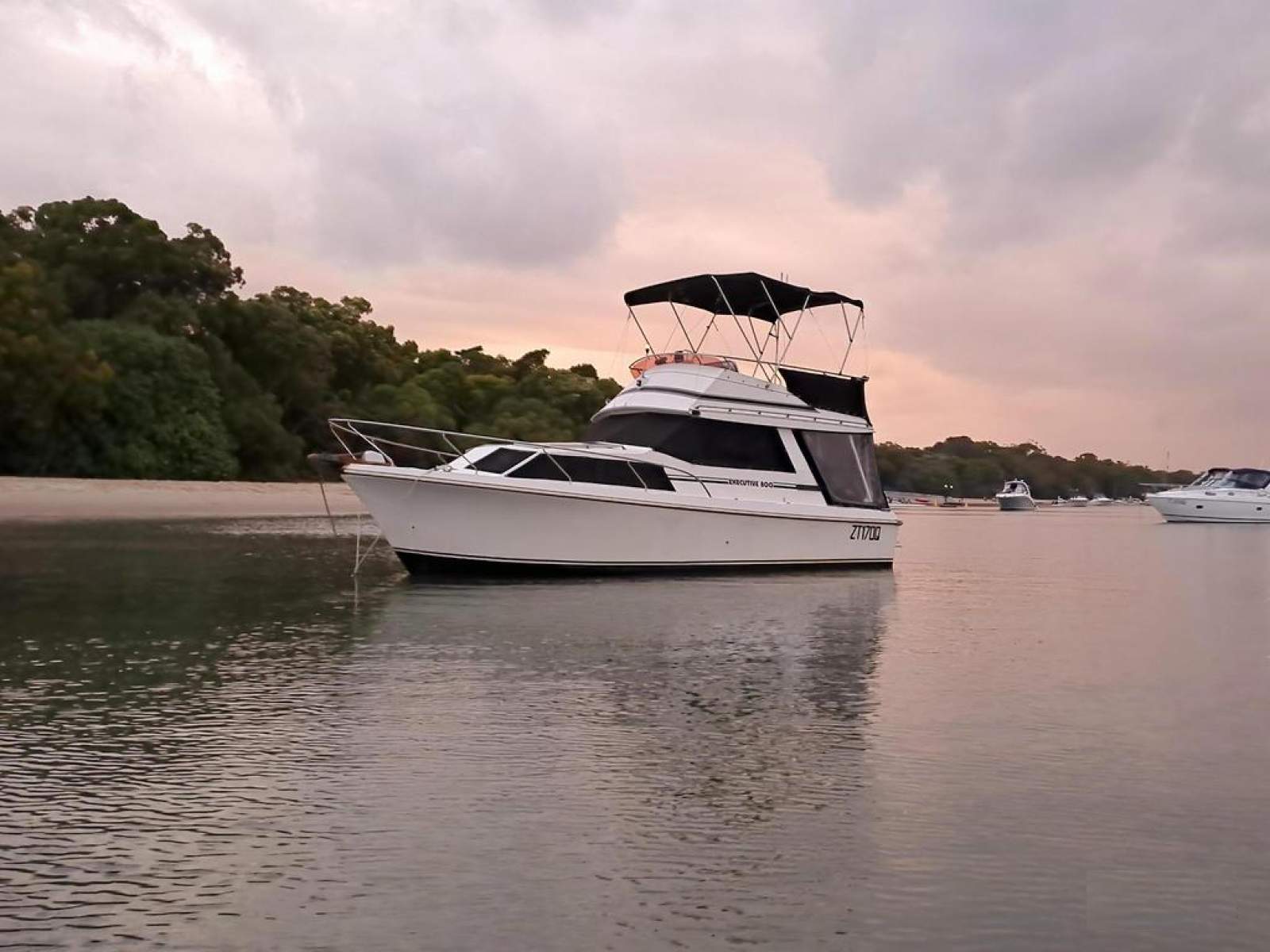 CruiseCraft Executive 800 Flybridge Cruiser