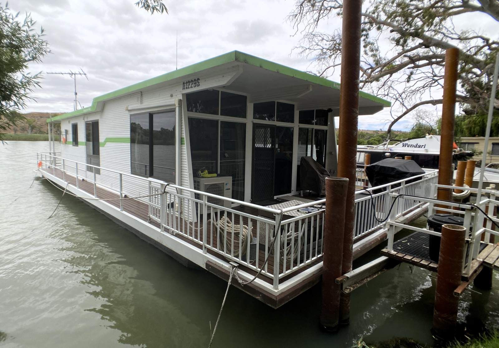 KINGSTON LADY. Live-aboard 3 x Queen bed Houseboat