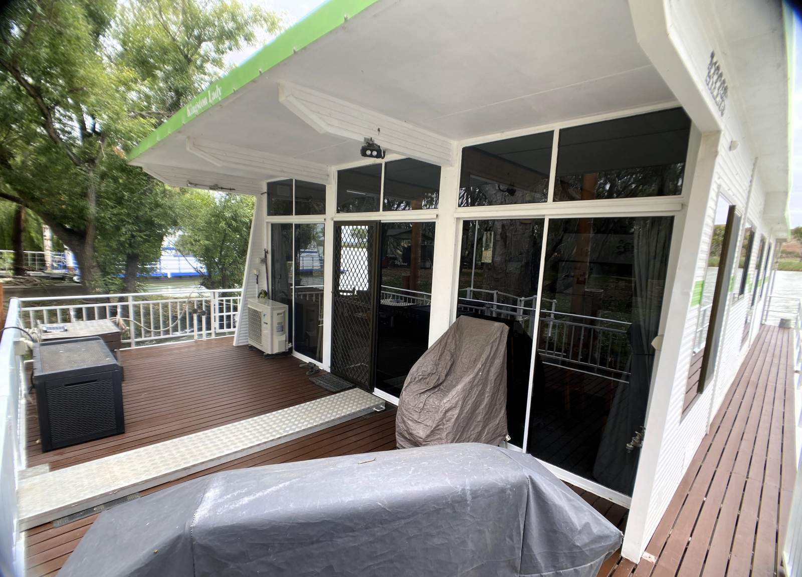 KINGSTON LADY. Live-aboard 3 x Queen bed Houseboat