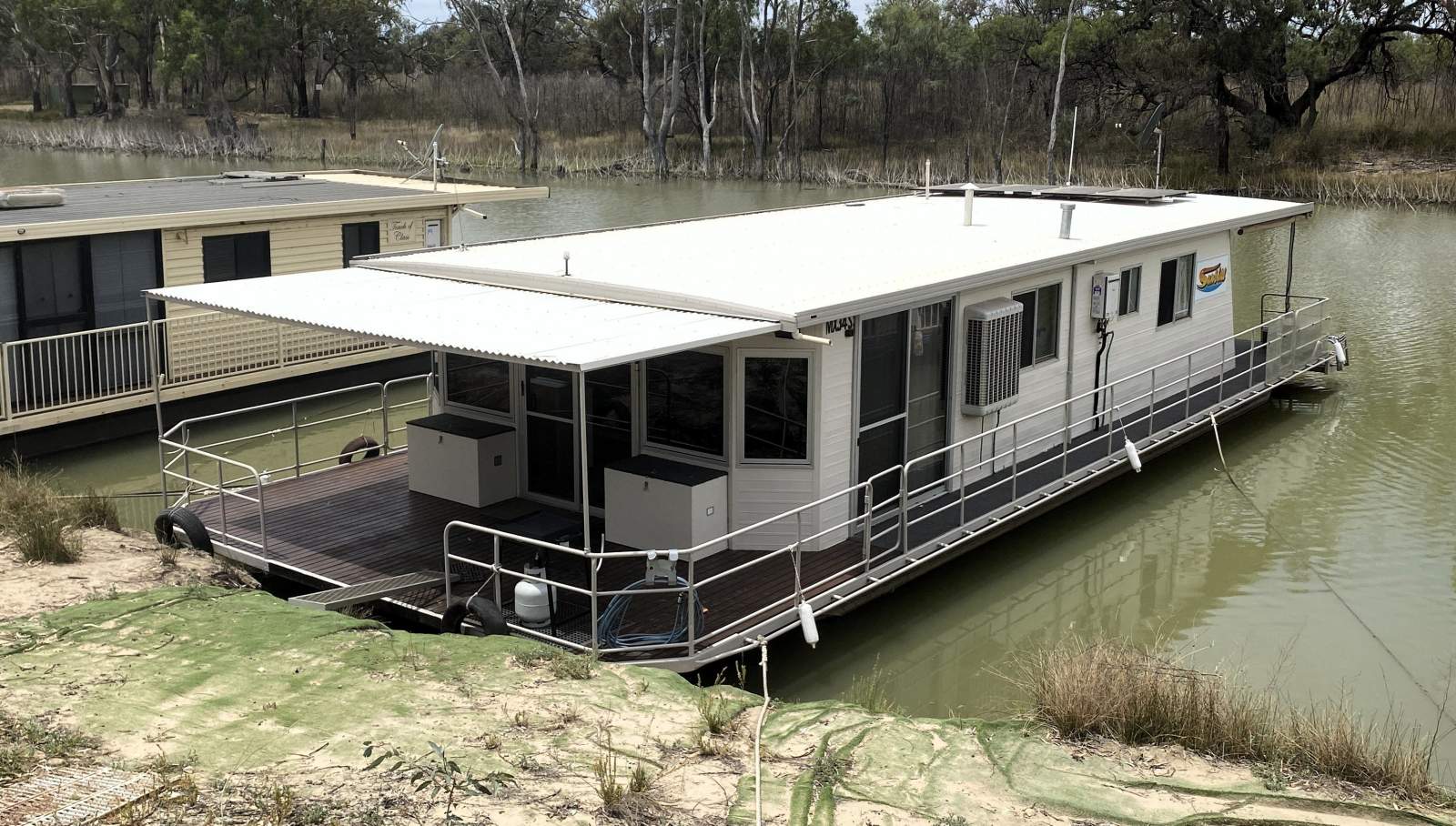 SUNBIRD. Stunning Off Grid, Two Bedroom, Houseboat