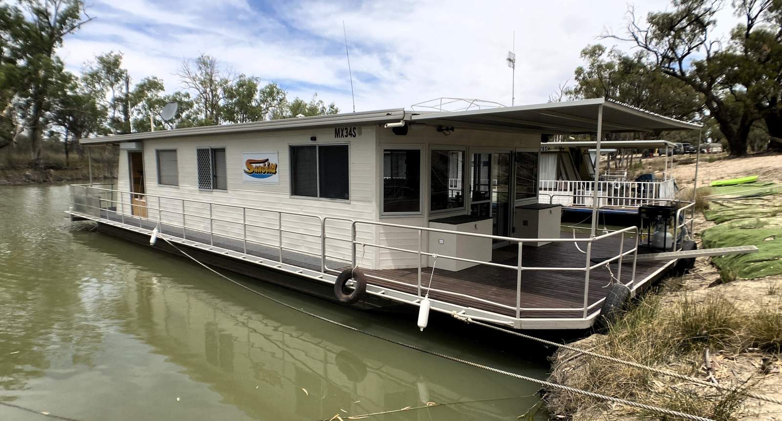 SUNBIRD. Stunning Off Grid, Two Bedroom, Houseboat