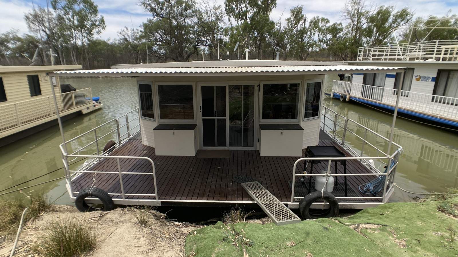 SUNBIRD. Stunning Off Grid, Two Bedroom, Houseboat
