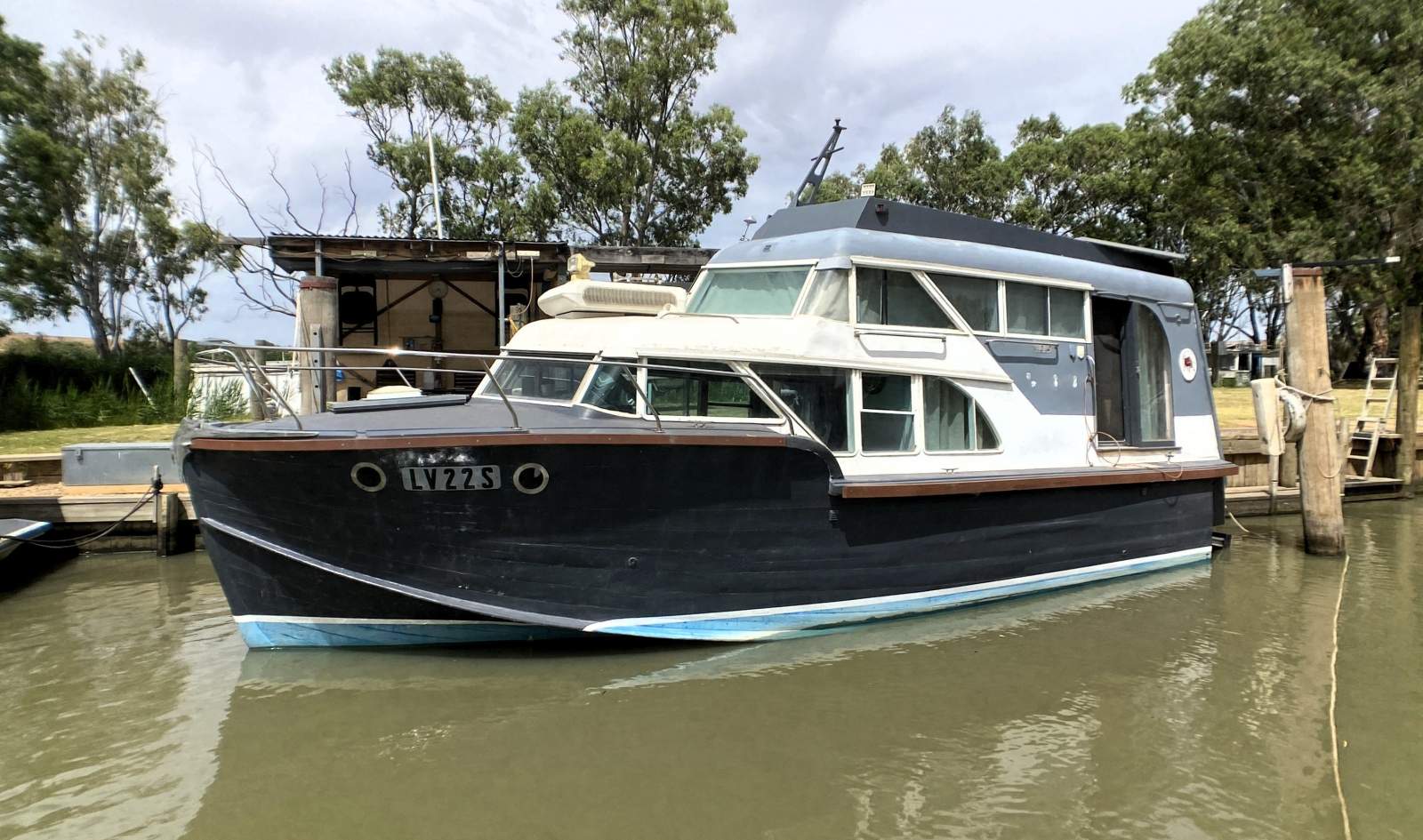 ZOTTI TORO. Elegant Timber River Cruiser, Sleeps 6